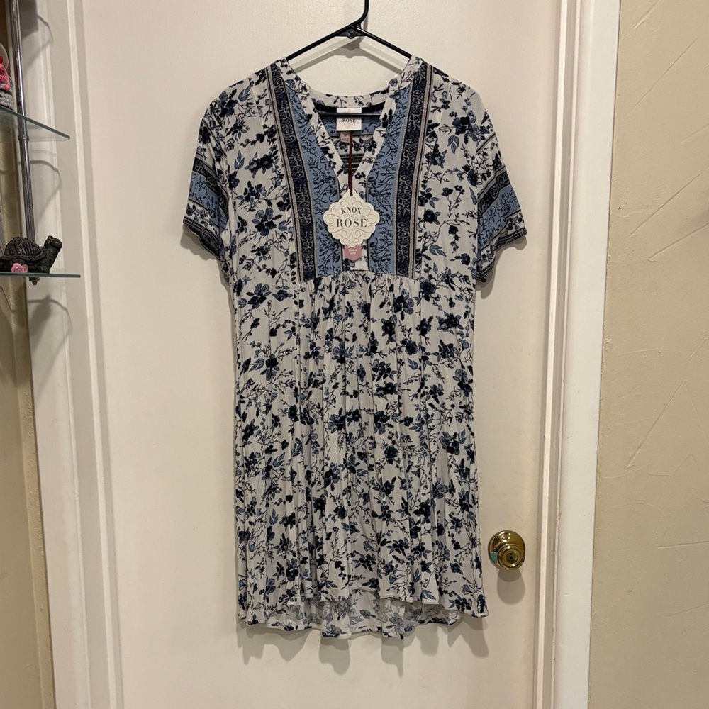 Knox Rose Blue and White Floral Split-Neck Tunic size medium